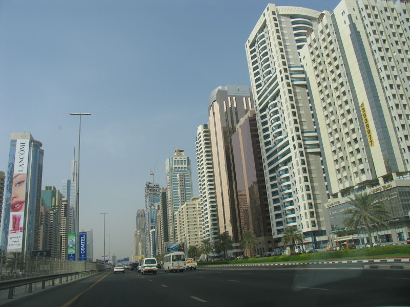 دبي مارينا مول وسلسلة من العروض الترفيهية